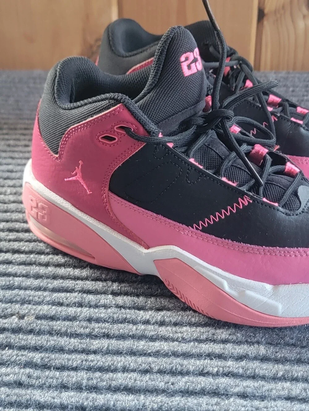 Nike Air Jordan Max Aura 3 Girls Size 6.5Y Black Pink Basketball Shoes Sneakers